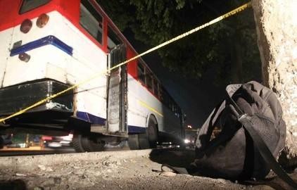 Ataque.  Supuestos estudiantes del Instituto Santa Lucía de Ilopango atacaron a los usuarios del bus de la ruta 14. Un estudiante del INFRAMEN falleció.