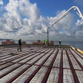 Vista de un muelle de madera
El contenido generado por IA puede ser incorrecto.
