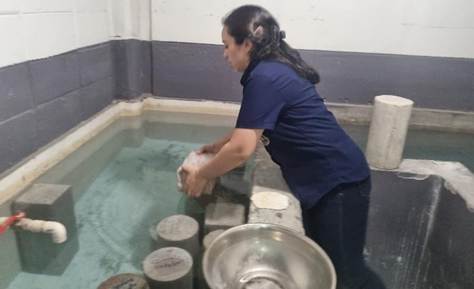 Persona preparando comida en una mesa azul
El contenido generado por IA puede ser incorrecto.